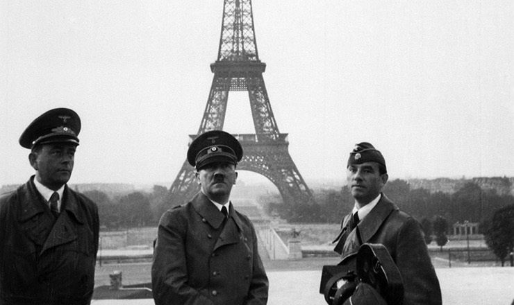  <strong> Hitler posa com seus oficiais em frente à torre Eiffel, </strong> em 23 de junho de 1940