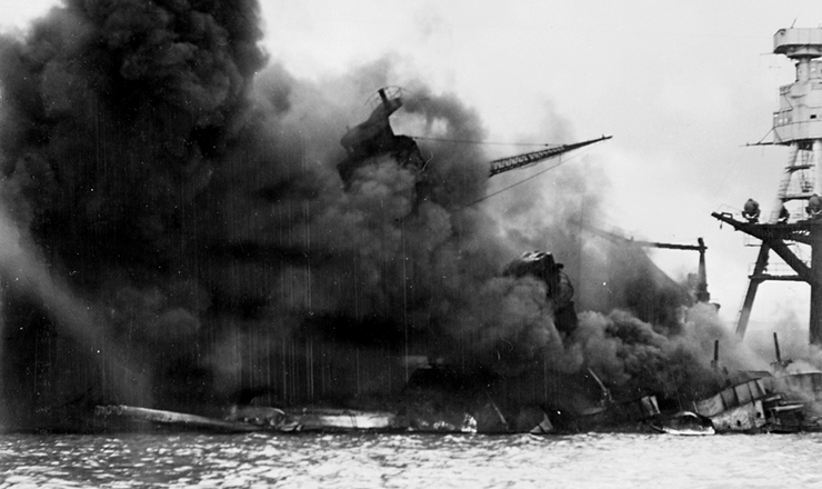  <strong> O navio USS</strong> Arizona após o ataque japonês a Pearl Harbor