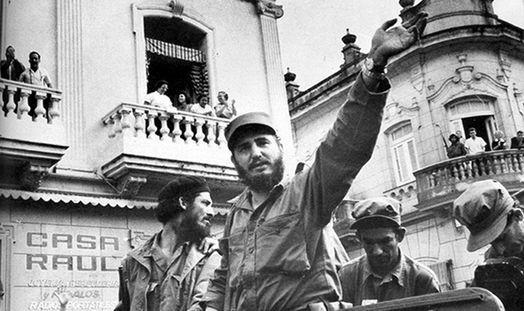  <strong> Fidel Castro desfila </strong> em carro aberto por Havana, junto com outros guerrilheiros, após a vitória da revolução