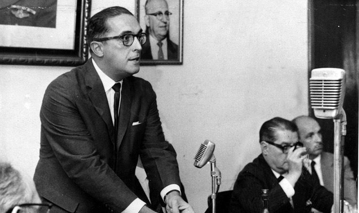  <strong>  Carlos Lacerda discursa </strong> em reunião do diretório da UDN, Rio de Janeiro, 1963 