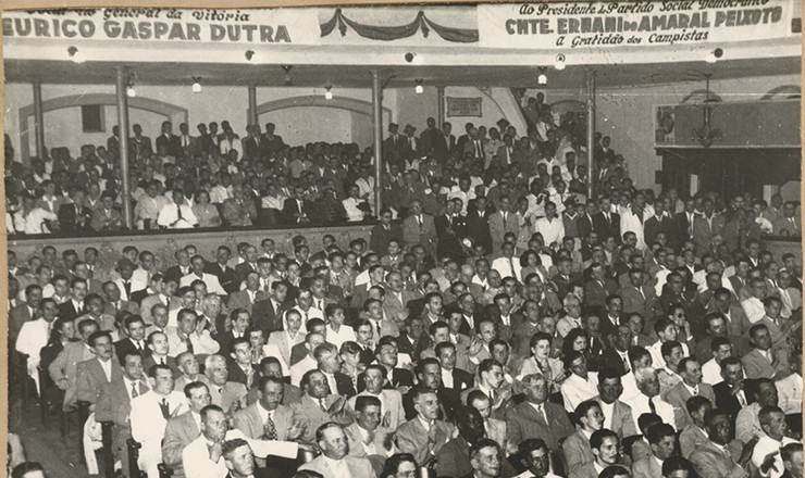       <strong> Evento da campanha</strong> de Eurico Gaspar Dutra à Presidência da República. Na audiência, o público de trabalhadores, que seria rotulado de "marmiteiros" pelos adversários 