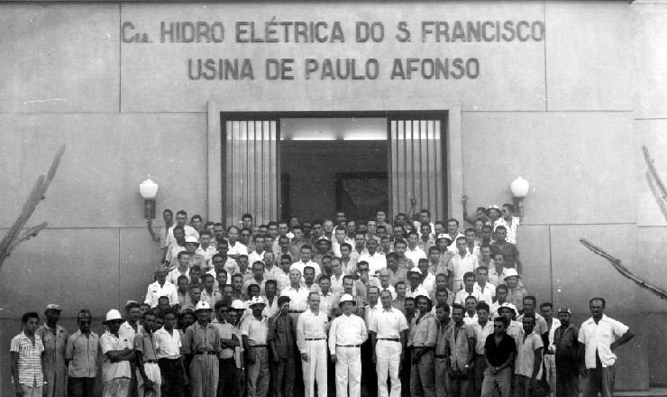  <strong> Engenheiros, técnicos e operários posam</strong> na fachada da Usina Hidroelétrica de Paulo Afonso 