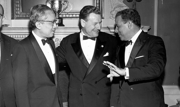  <strong> O empresário Nelson Rockefeller (centro) e João Goulart, durante visita</strong> do presidente brasileiro aos Estados Unidos. À esquerda, o secretário geral da ONU, U Thant