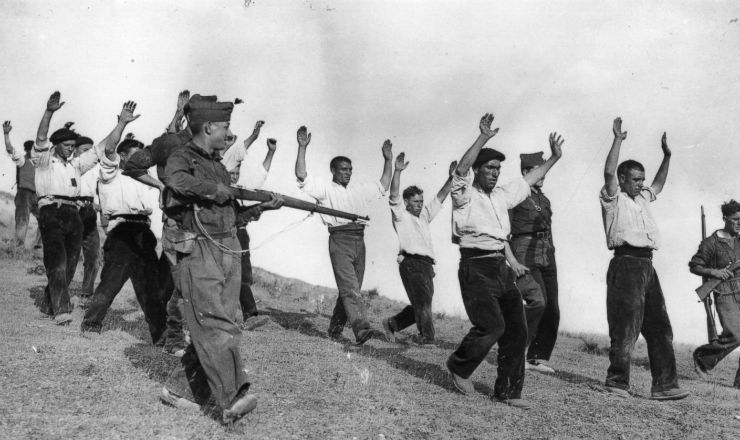  <strong> Falangistas escoltam </strong> republicanos capturados durante a Guerra Civil Espanhola 
