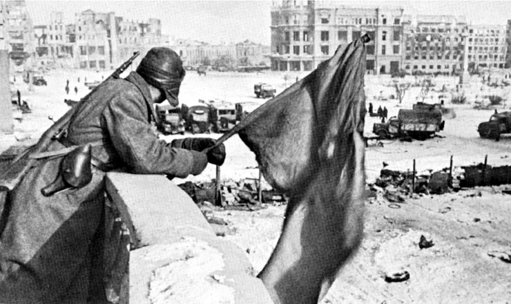  <strong> Soldado do Exército Vermelho agita </strong> a bandeira soviética durante a batalha de Stalingrado