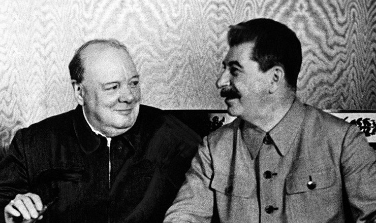  <strong> Winston Churchill, primeiro-ministro britânico, é recebido em Moscou por Josef Stálin, </strong> secretário-geral do Partido Comunista da URSS, em 1942   