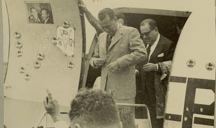  <strong> Juscelino desembarca em Itaperuna (RJ) </strong> seguido do articulador de sua candidatura, Ernâni Amaral Peixoto, durante a campanha eleitoral de 1955 