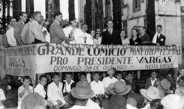       <strong> Políticos no palanque </strong> do comício mineiro-fluminense pró-Vargas<strong> </strong> em Rio Preto, Minas Gerais 