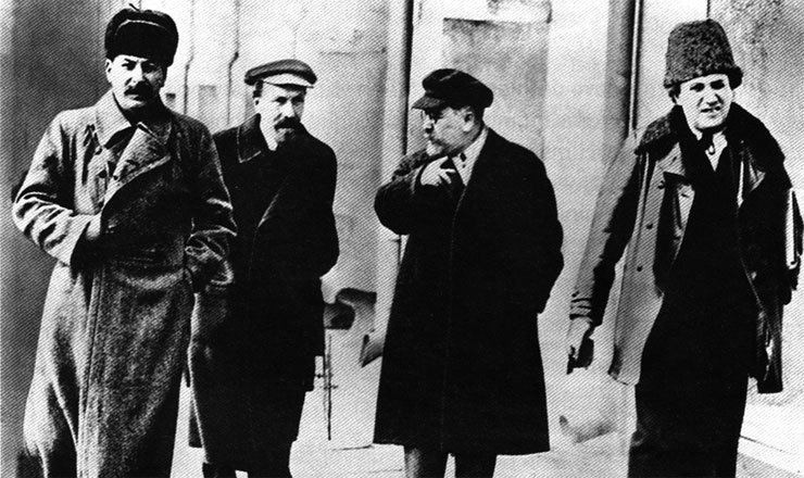  <strong> Stálin (esquerda)</strong> fotografado com Rykov, Kamenev e Zinoviev em 1925. Os três seriam executados por ordem de Stálin durante os expurgos