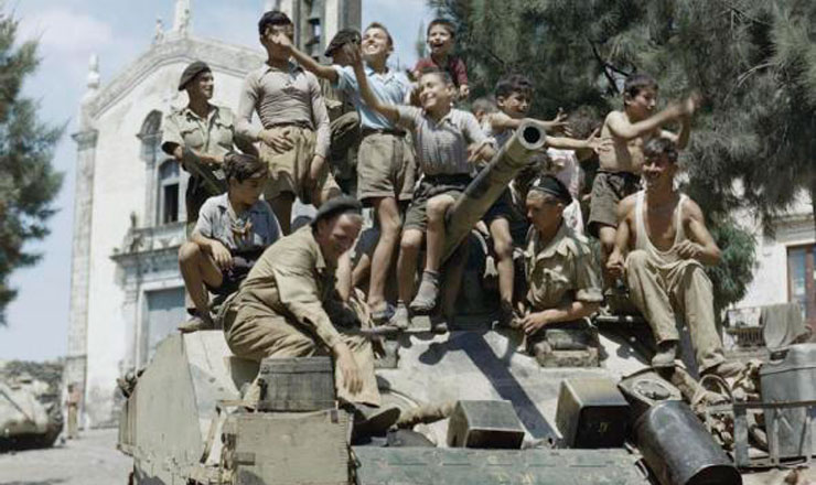  <strong> Garotos locais </strong> sobem em um tanque cruzador britânico Sherman Mk III na localidade de Milo, próximo a Catania, na Sicília, em agosto de 1943