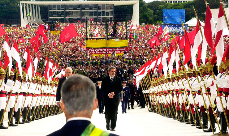  <strong> Sob o olhar de FHC, Lula sobe a rampa </strong> do Palácio do Planalto acompanhado do vice-presidente, José Alencar