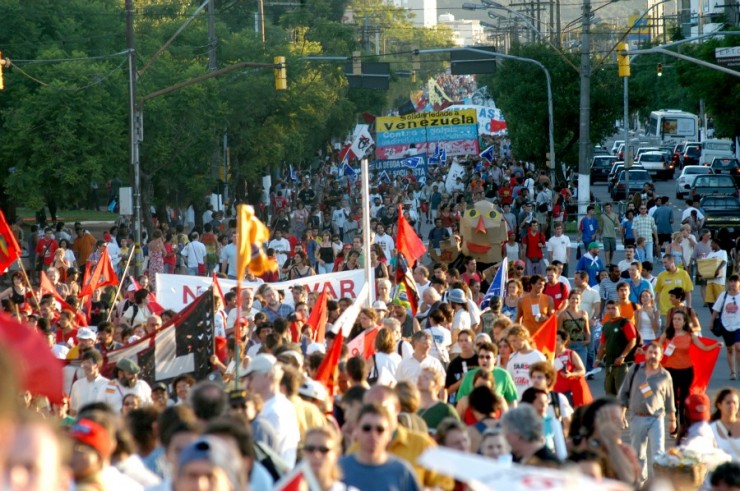  <strong> Cerca de 100 mil pessoas</strong> ocuparam as ruas de Porto Alegre durante FSM, em 2003