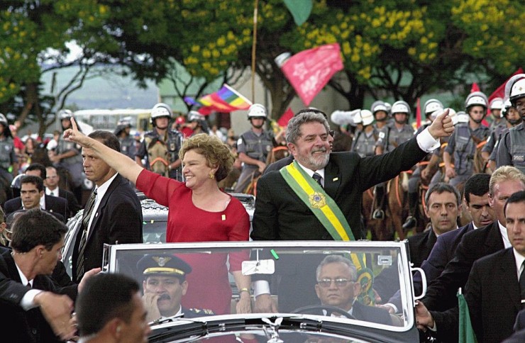  Presidente Lula da Silva e Marisa Letícia acenam para população no desfile pela Esplanada 