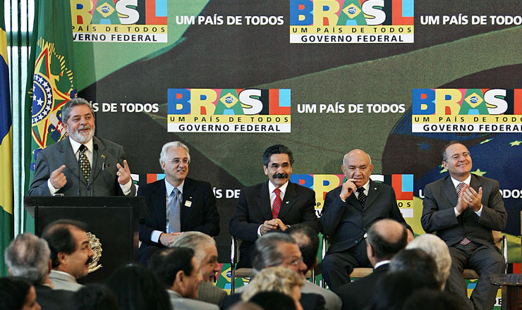  <strong> Presidente Lula durante cerimônia de sanção da lei do SNHIS; </strong> sentados, o presidente da Caixa, Jorge Mattoso, o ministro das Cidades, Olívio Dutra, e os presidentes da Câmara, Severino Cavalcanti, e do Senado, Renan Calheiros 
