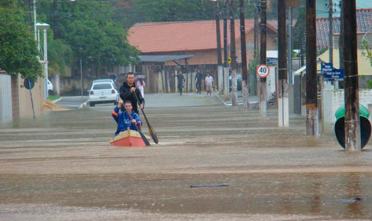  <strong> Moradores de Itajaí, Santa Catarina, usam bote </strong> a remo para se locomover em via pública