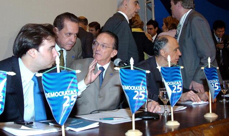  <strong> O novo presidente do antigo PFL </strong> (agora rebatizado de "Democratas"), Rodrigo Maia (à esquerda), ao lado de Jorge Bornhausen e Marco Maciel, na convenção extraordinária que refundou o partido