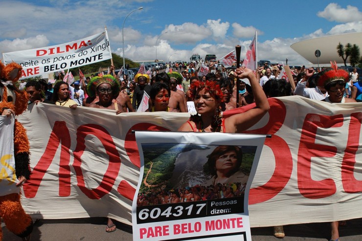  <strong> Índios protestam </strong> em Brasília contra o projeto de construção da usina de Belo Monte