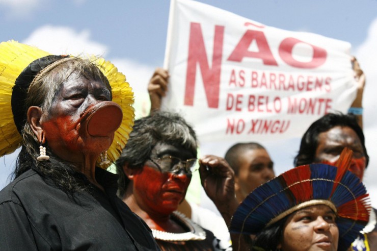  <strong> Índios amazonenses protestam </strong> em Brasília contra as barragens de Belo Monte