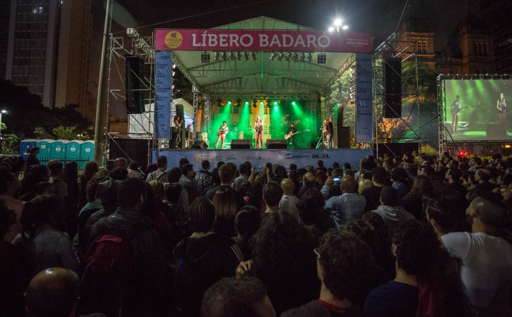  <strong> Palco na rua Líbero Badaró, centro da cidade: </strong> público diverso