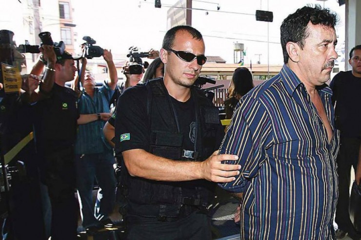  <strong> Agente da PF leva preso Carlão de Oliveira, presidente da Assembleia Legislativa de Rondônia: </strong> esquema de corrupção desviou R$ 70 milhões dos cofres do estado