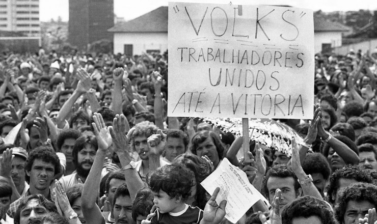  <strong> Assembleia de operários </strong> em greve na região do ABC