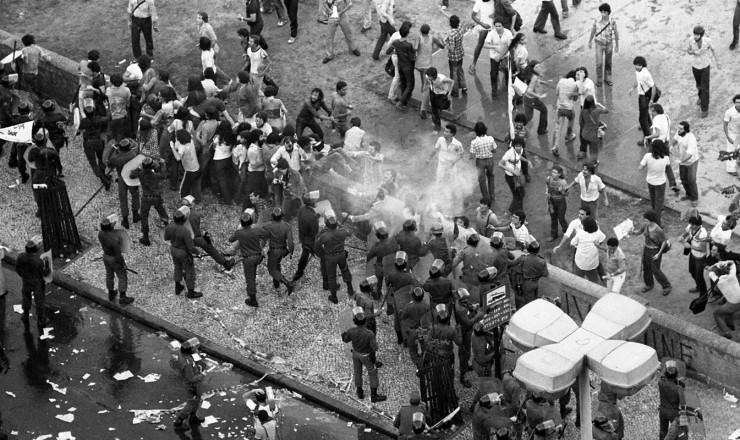  <strong> Polícia reprime</strong> protesto dos estudantes contra a demolição do prédio da UNE