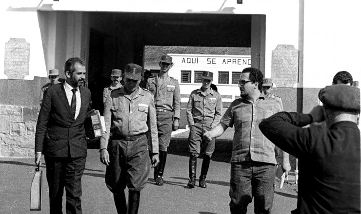       <strong> Helio Fernandes</strong> chega ao quartel do Exército em Pirassununga, interior de São Paulo 