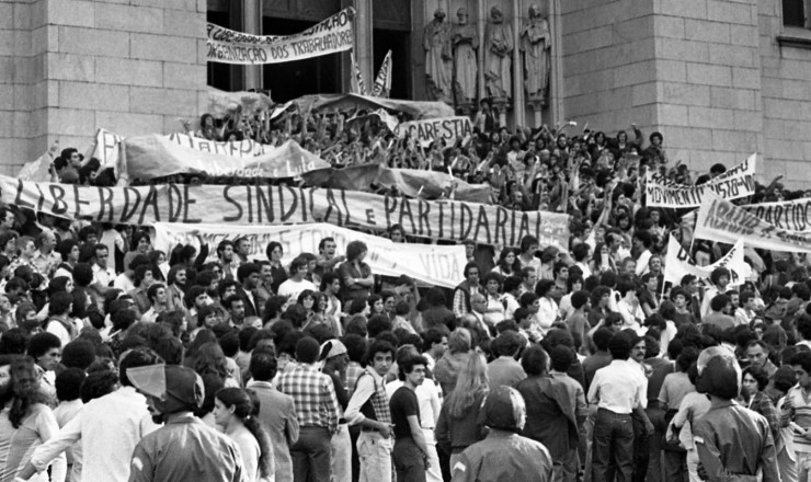  <strong> Manifestantes do lado de fora </strong> da Catedral do Sé, no ato organizado pelo Movimento Contra o Custo de Vida   