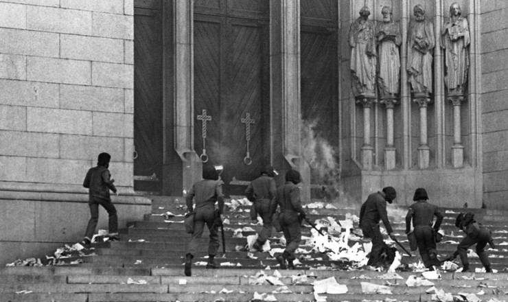  <strong> Policiais militares </strong> em ação nas escadarias da Catedral da Sé