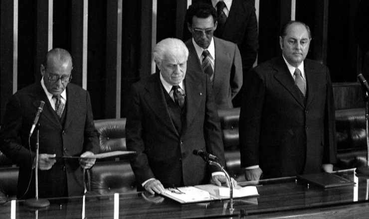  <strong> Figueiredo presta juramento </strong> em sua posse no Congresso Nacional acompanhado pelo vice, Aureliano Chaves (à dir.)