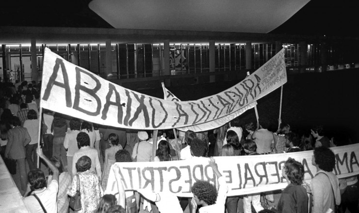  <strong> Militantes de movimentos pró-anistia</strong> sobem a rampa do Congresso Nacional no dia da votação do projeto do governo   