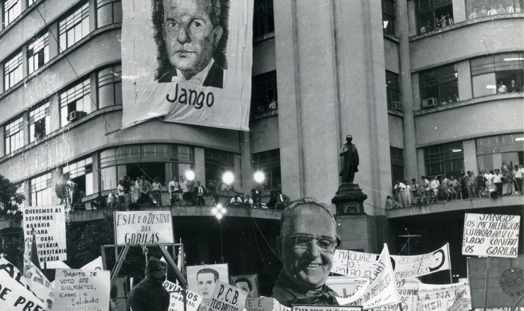  <strong> Polícia do Exército</strong> faz a segurança no Comício da Central, realizado em ambiente de tensão política. No alto, o retrato de Jango; embaixo, o de Getúlio Vargas, símbolo do trabalhismo