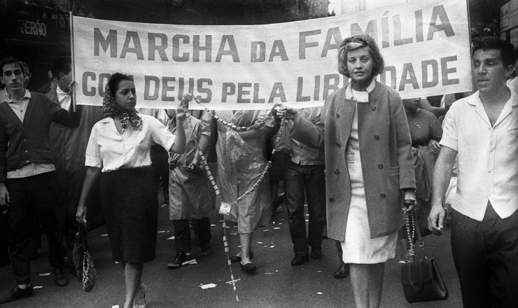  <strong> Marchadeiras com rosário </strong> nas mãos abrem o protesto no Rio de Janeiro   
