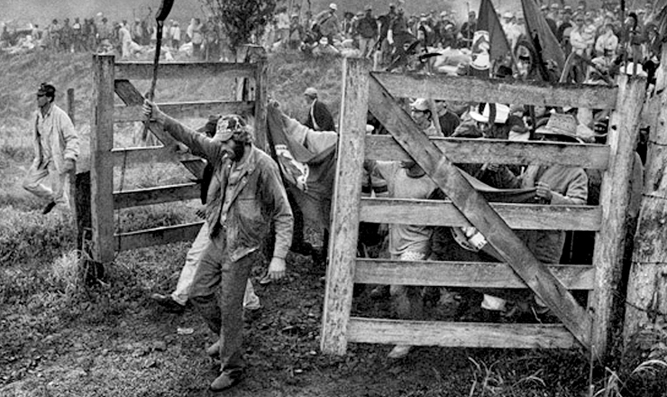  <strong> Foto de Sebastião Salgado</strong> publicada em seu livro "Terra", de 1997, dedicado às famílias sem terra brasileiras; obra tem introdução do escritor português José Saramago e versos de Chico Buarque