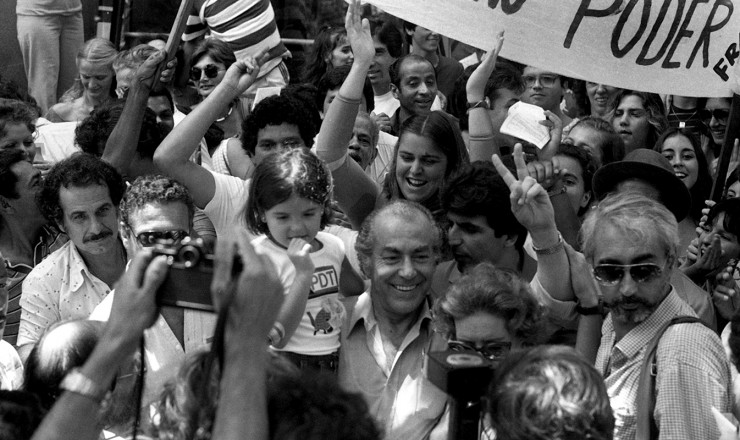  <strong> O pedetista Leonel Brizola,</strong> logo após votar, é cercado por correligionários