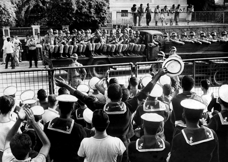  <strong> Marinheiros saúdam soldados</strong> do Exército destacados para prendê-los no Sindicato dos Metalúrgicos 