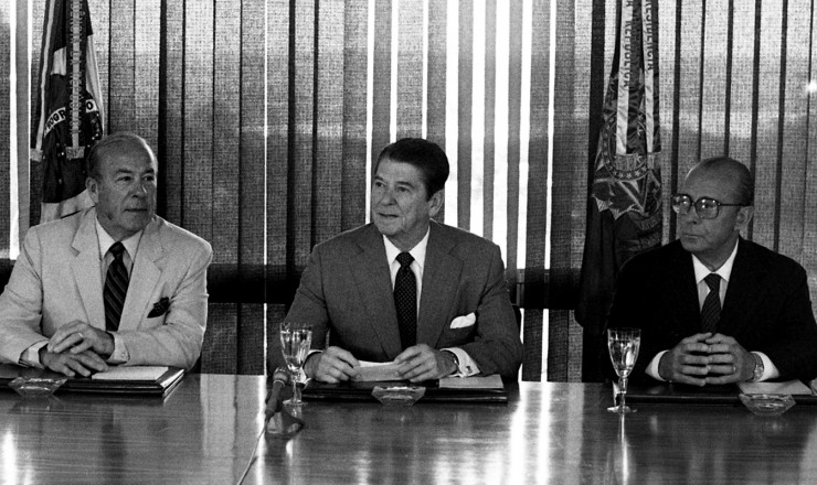  <strong> Ronald Reagan </strong> entre o secretário de Estado dos EUA, George Shultz, e o general presidente João Baptista Figueiredo