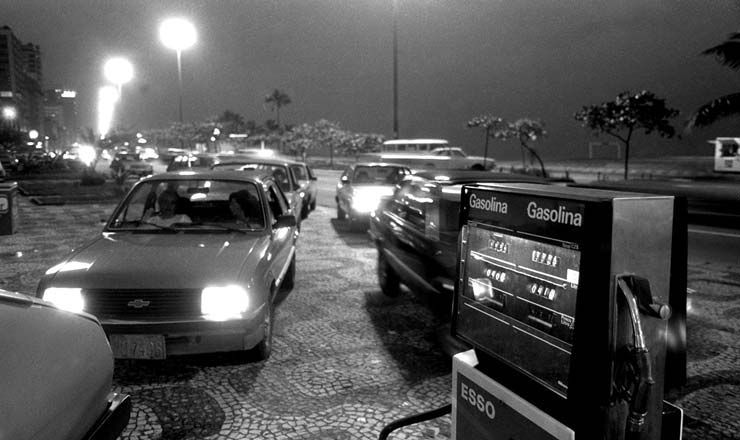   <strong> Carros fazem fila em posto de combustíveis </strong> para abastecer o tanque antes do aumento da gasolina de 60%, que entrou em vigor às vésperas do anúncio do Cruzado 2     <br />    