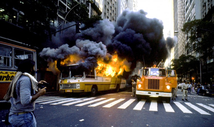   <strong> Ônibus incendiado </strong> por manifestantes em rua do centro do Rio de Janeiro   