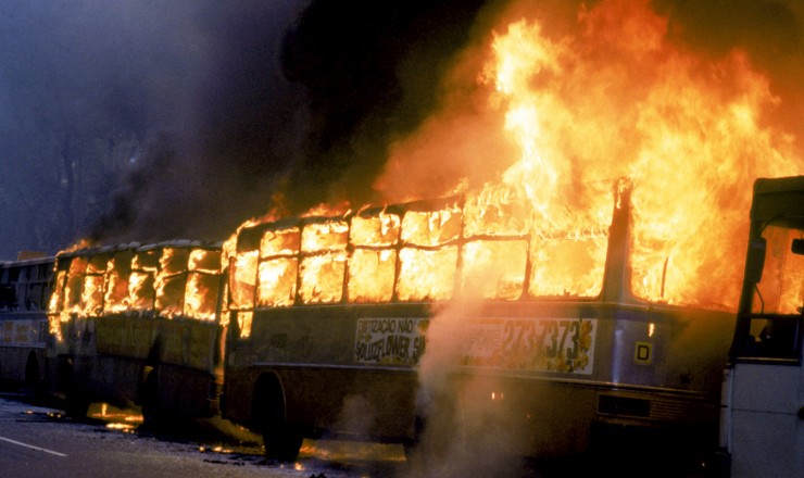  <strong> Coletivos em chamas no Rio; </strong> 60 ônibus foram incendiados por populares revoltados com o aumento de 49% nas tarifas
