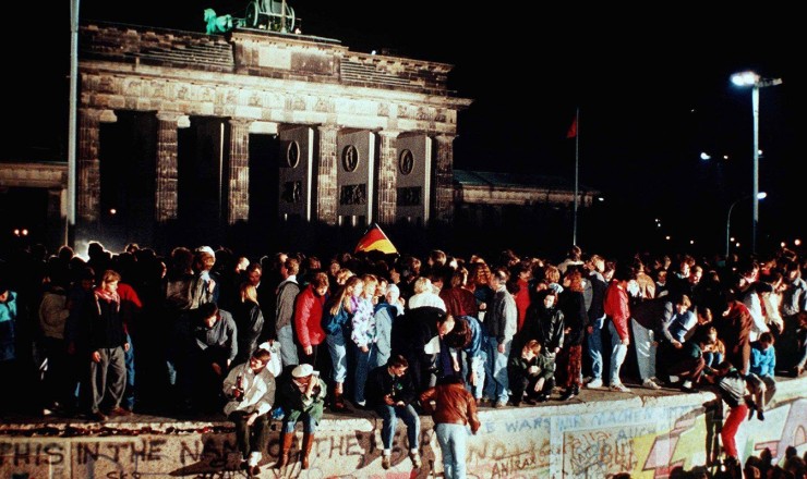  <strong> Alemães orientais e ocidentais </strong> comemoram a derrubada do Muro de Berlim, maior símbolo da Guerra Fria            