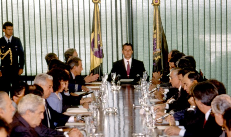  <strong> O presidente Collor reúne o ministério</strong> um dia após a posse para anunciar as medidas econômicas   