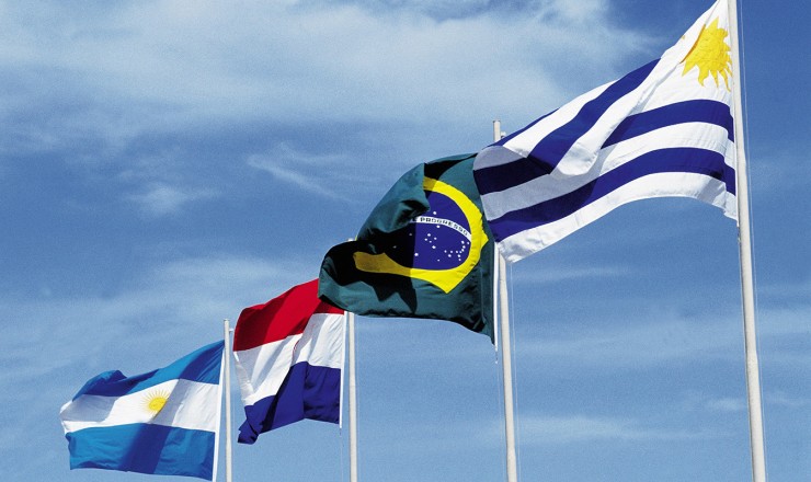  <strong> Bandeiras dos países fundadores</strong> do Mercosul –  Argentina, Paraguai, Brasil e Uruguai (da esq. para a dir.)  –  hasteadas durante a primeira reunião do bloco    