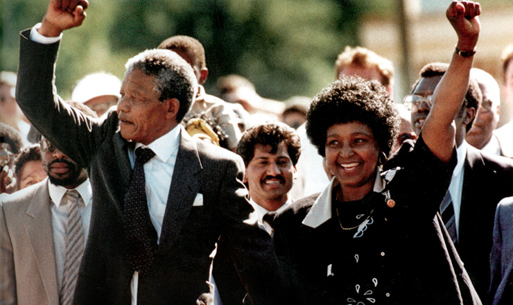  <strong> Logo após a libertação,</strong> Nelson e Winnie Mandela comemoram pelas ruas da Cidade do Cabo