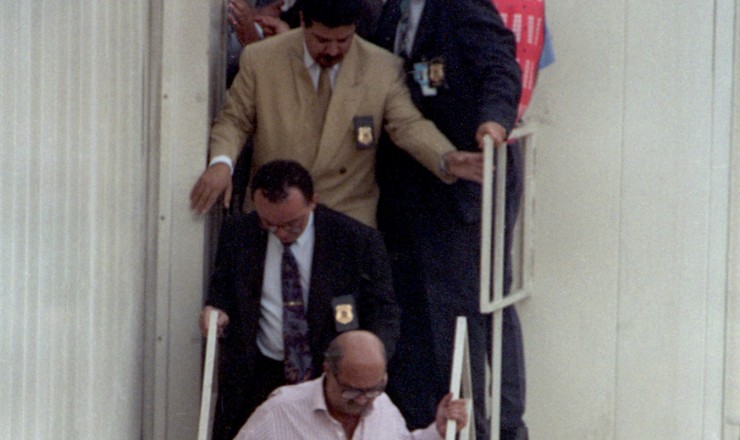  <strong> O empresário Paulo César Farias </strong> (de camisa cor de rosa) desembarca em São Paulo acompanhado por agentes da Polícia Federal, vindo da Tailândia