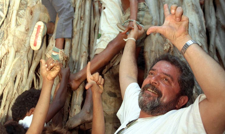  <strong> O candidato Luiz Inácio Lula da Silva</strong>  com crianças de Pirapora (MG), uma das localidades visitadas pelas Caravanas da Cidadania, em que o petista procurava conhecer de perto os problemas do pais