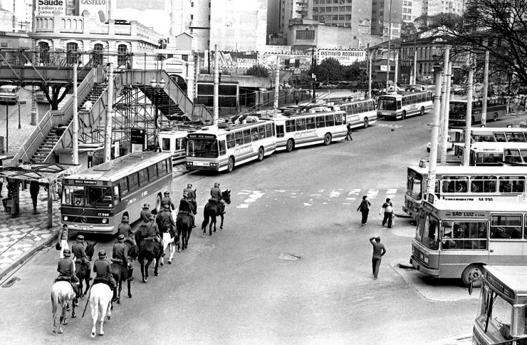 <strong> Cavalaria da PM de São Paulo</strong> em terminal de ônibus no centro da cidade no dia da greve geral