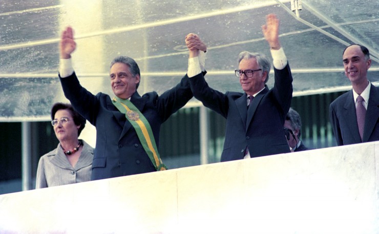  <strong> Fernando Henrique e Itamar Franco </strong> cumprimentam a população em frente ao Palácio do Planalto após a passagem da faixa presidencial; ao lado, Ruth Cardoso e o vice, Marco Maciel