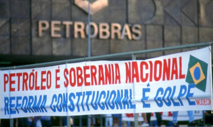  <strong> Faixa dos petroleiros em greve </strong> diante da sede da Petrobras no Rio protesta contra o fim do monopólio estatal do petróleo   