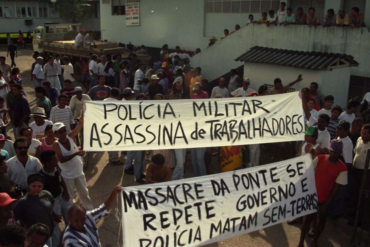  <strong> Protesto contra a ação policial,</strong> em frente ao Instituto Médico Legal de Marabá pelo massacre dos sem-terras 